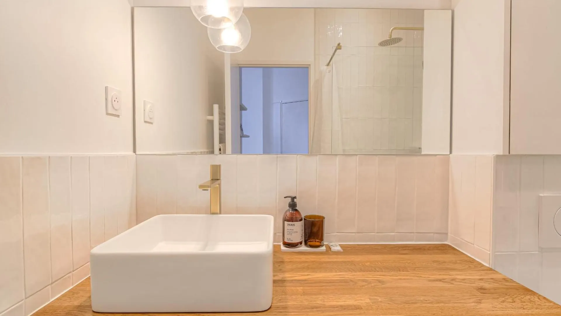 Cosy Et Design Proche Metro Apartment Villeurbanne France